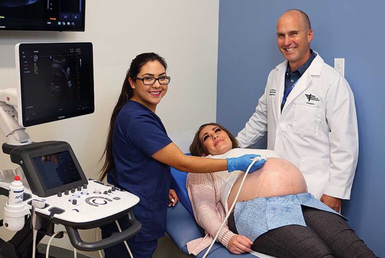 Diagnostic_Medical_Sonography_student_and_instructor_with_giving_ultra_sound_to_pregnant_patient_hero