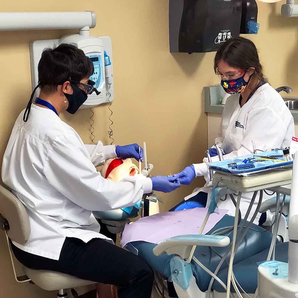 4 Important Steps to Become a Dental Assistant Professional