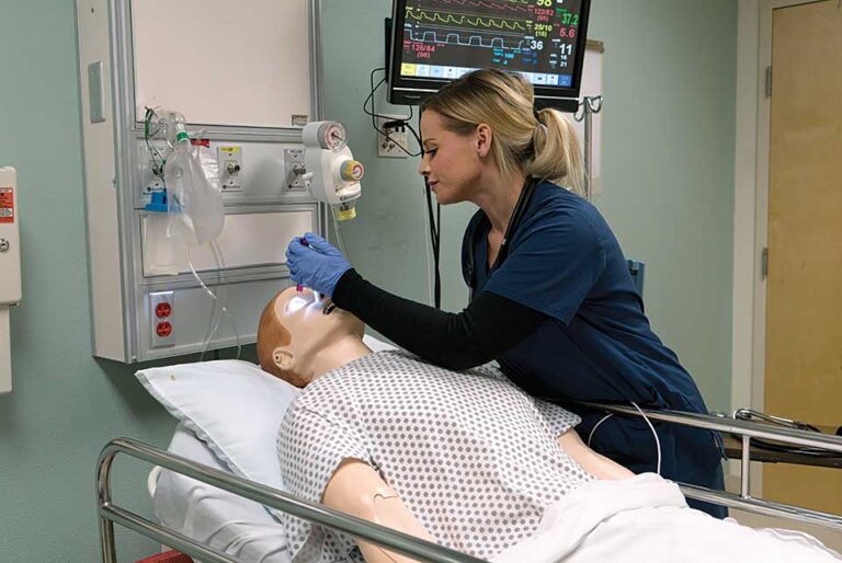 PN_student_working_on_simulation_patient_in_the_lab_hero