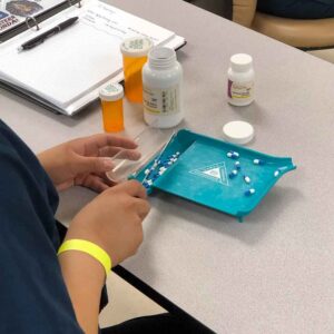 pima-medical_rxt-student-counting-pills